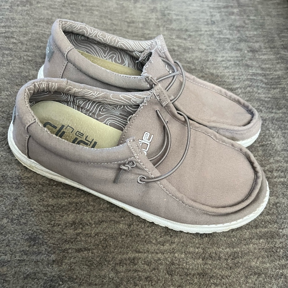 Grey Wally Youth Stretch Canvas Hey Dudes slip-on Size Youth 5, Ladies 6